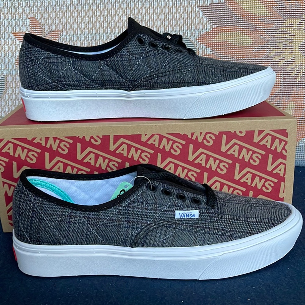 Vans WMNS Comfycush Authentic
(Quilted Suiting)Plaidblk
VN0A3WM79KA
Sneakers